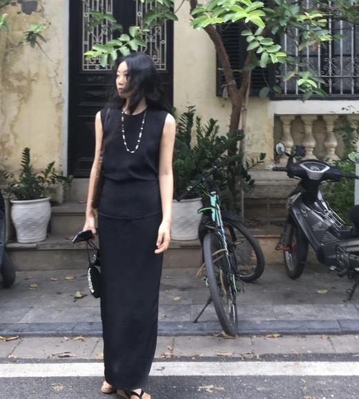 通勤必备   盛夏挚爱   弧形醋酸套装  多种穿法   日本进口面料  褶皱醋酸  醋酸弧形背心/侧开衩松紧半裙 商品图0