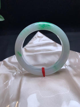 620571，60.8飘绿大圈口手镯，干净有种水，飘清新绿花