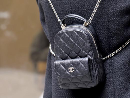 香奈儿  首款主打学院风的一款小背包  mini双肩背包 （LZ） 商品图13