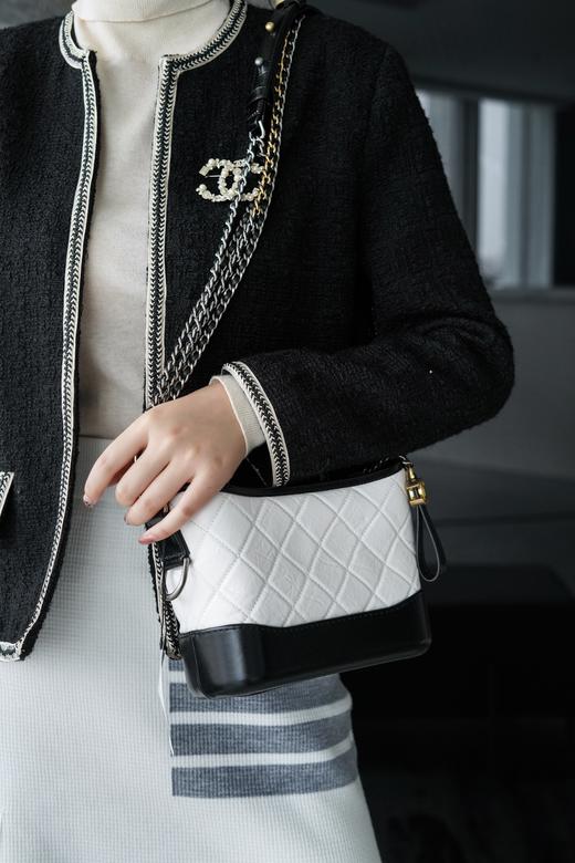 香奈儿-gabrielle hobobag流浪包小号 黑白菱格纹（LZ） 商品图3