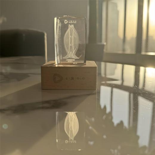 【632推荐】上海中心水晶内雕LED摆件 商品图1