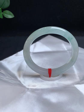 620568，54 冰飘花贵妃，整条都冰冰的。清新秀美。一截淡雅的蓝花， 局部有点洒金