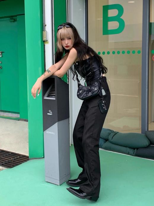 巴黎世家-秋冬新款Le Cagole月牙包机车包，抓皱牛皮制作！（LZ） 商品图3