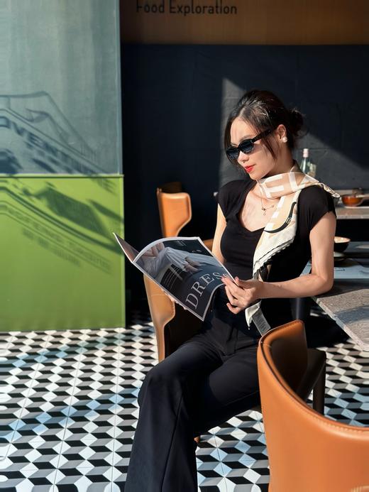 FENDI 罗马锁扣图桑蚕丝围巾（EJ*MM） 商品图3