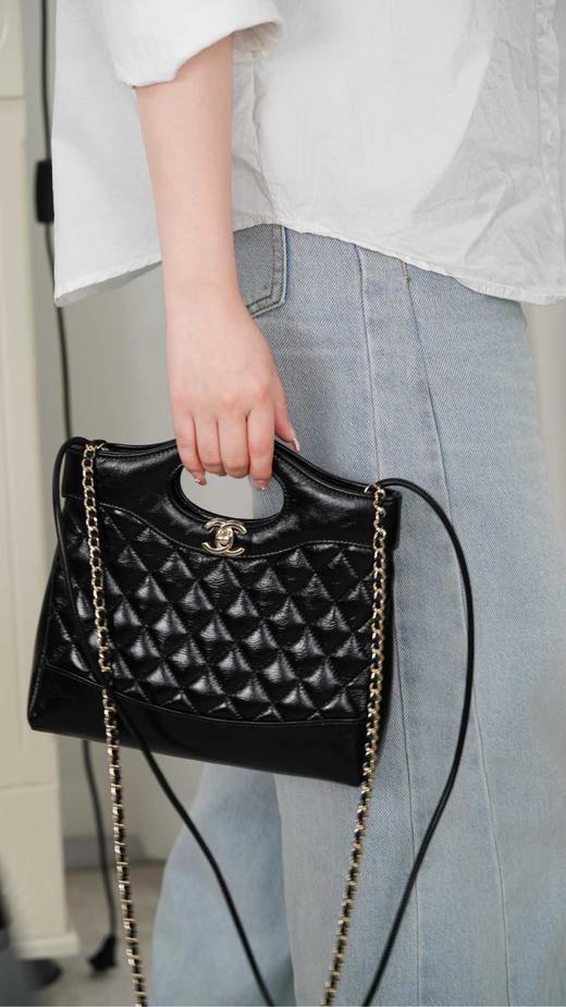 香奈儿 25P 31bag mini 黑金  “时尚代表”经典再现 油蜡羊皮搭配淡金扣 斜挎包（AH*MM） 商品图9