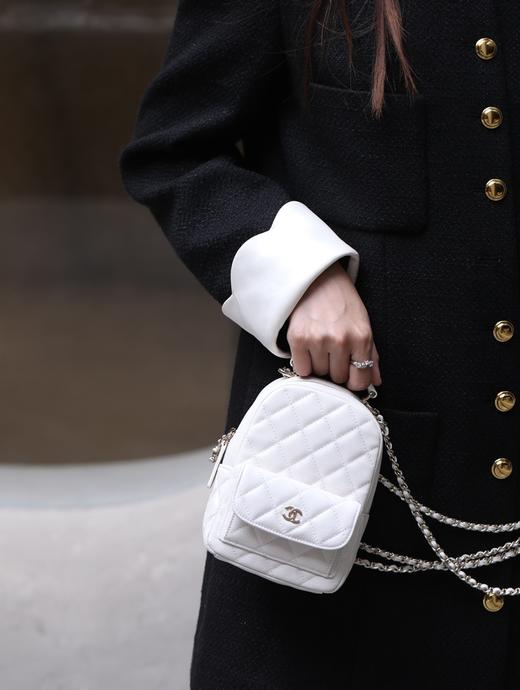 香奈儿  首款主打学院风的一款小背包  mini双肩背包 （LZ） 商品图9