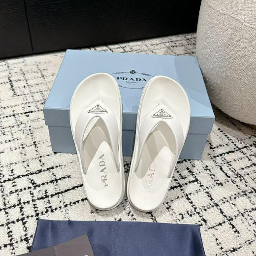 PRADA普拉达 时尚露趾人字拖鞋 女款 白色（HC） 商品图3