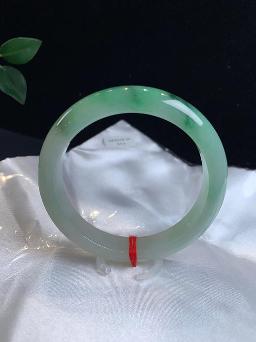 620566，57.5带绿正圈手镯，种水不错，清新细条，一截带色 商品图3