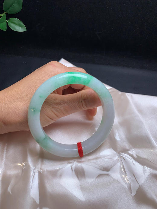 620571，60.8飘绿大圈口手镯，干净有种水，飘清新绿花 商品图5