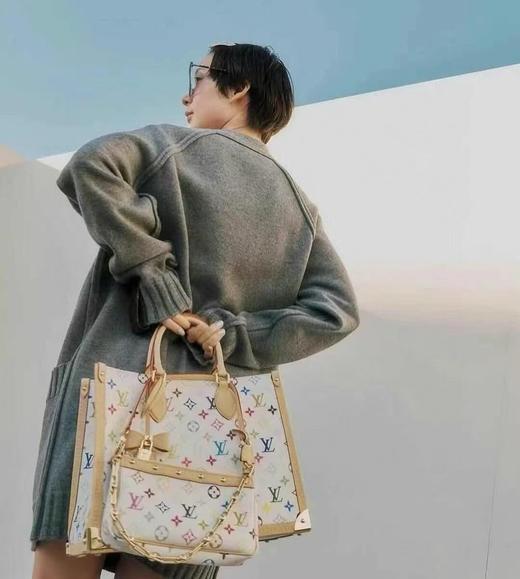 驴家LV x Takashi Murakami村上隆联名款 ONTHEGO字母徽标压印白三彩涂层帆布丛林包托特包Tote包购物袋手提包  中号M13079(JPH) 商品图4