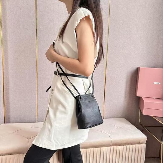 缪缪 nappa 压纹字母徽标可调节肩带 皮革 手袋小水桶福袋单肩斜挎包 迷你 女款 黑色（MM） 商品图2