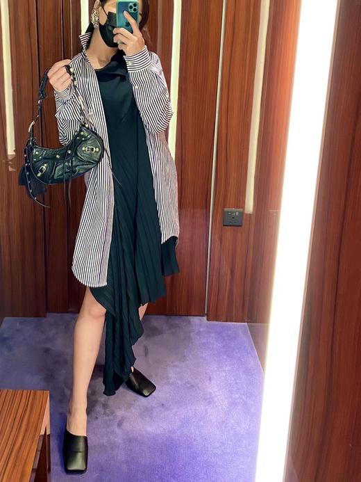 巴黎世家-Le Cagole S做旧银配件心形化妆镜羊皮饺子包机车包半月包月牙包单肩斜挎手提包 女款 （LZ） 商品图10