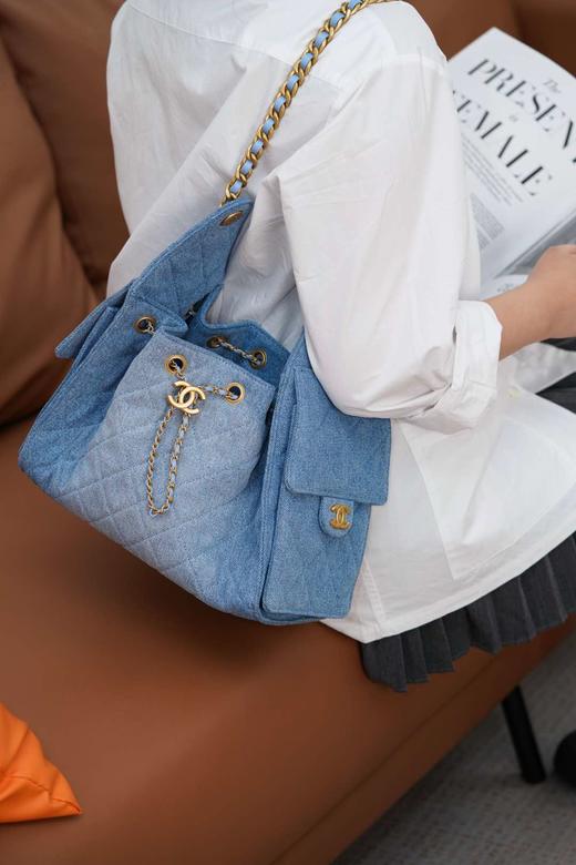 香奈儿25S smaII hobo 抽绳水桶包 牛仔蓝（AH*MM） 商品图6