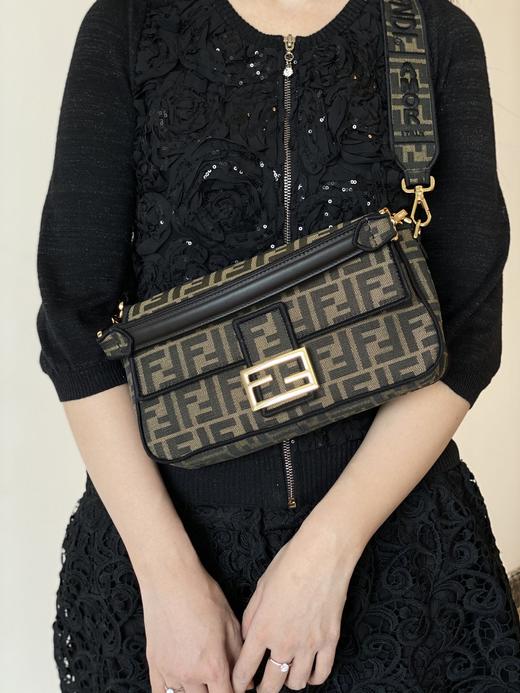 芬迪  中号 Baguett老花刺绣法棍（LZ） 商品图4