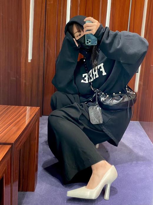 巴黎世家-Le Cagole S做旧银配件心形化妆镜羊皮饺子包机车包半月包月牙包单肩斜挎手提包 女款 （LZ） 商品图14