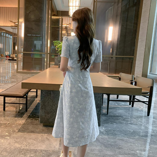 奢姿大码女装2025夏季气质V领连衣裙胖妹妹纽扣装饰时尚碎花裙子9952869829 商品图3