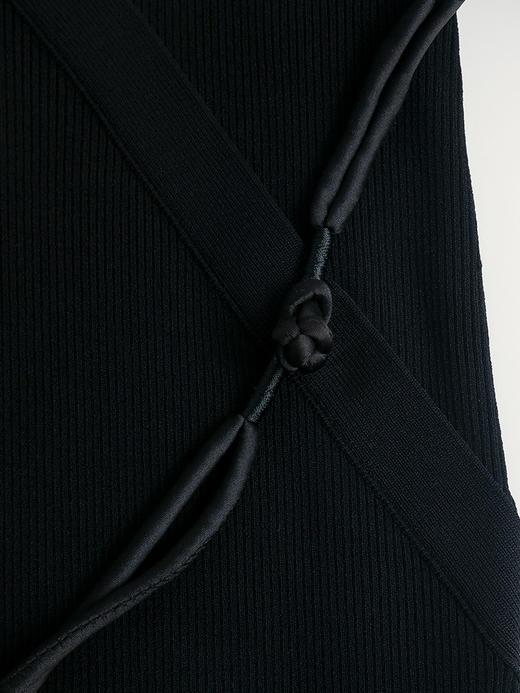 谁穿谁美～黑色 V 领针织上衣，欧根纱泡泡袖，拿捏法式优雅 商品图4