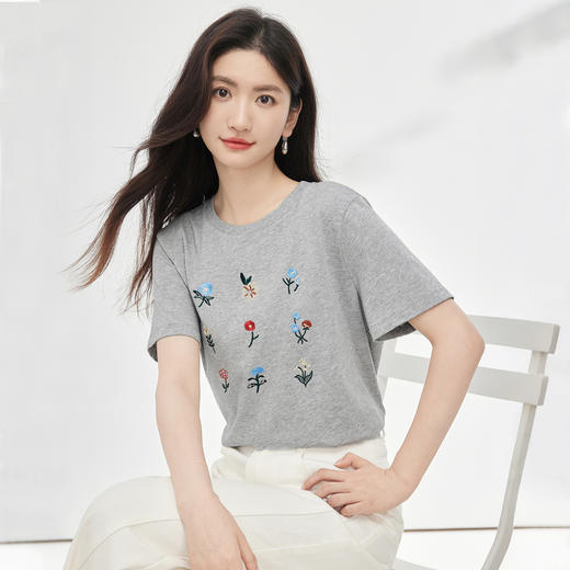 【专属特价】熙世界田园风刺绣花朵T恤短袖女夏新款清新时尚正肩圆领纯棉上衣 商品图4