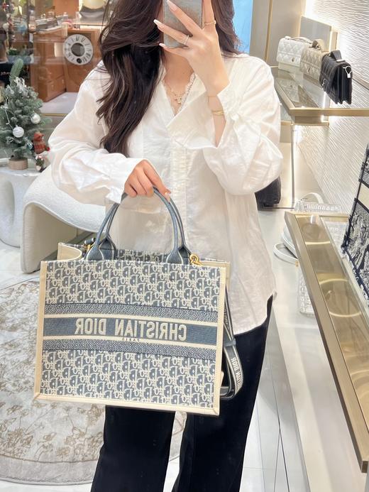 迪奥BOOK TOTE托特摩登又精致 经典老花刺绣拼接牛皮小号中号（MM） 商品图10