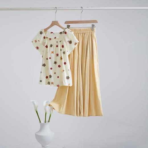 【周末秒杀】熙世界高级小众不撞款套装女夏季刺绣花朵小衫休闲阔腿裙裤两件套 商品图3
