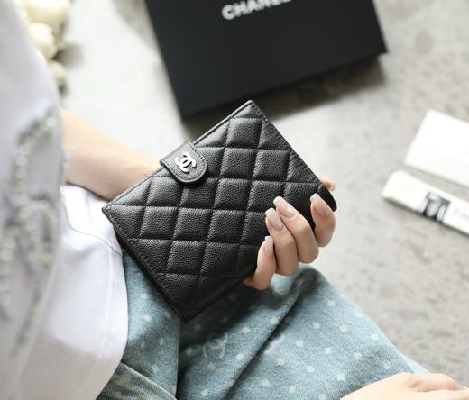 香奈儿鱼子酱黑色按扣护照夹（MM） 商品图7