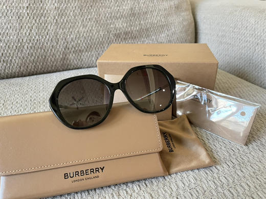 好折！Burberry 经典格纹镜腿 不规则镜片 墨镜57mm 配镜盒全套 商品图4