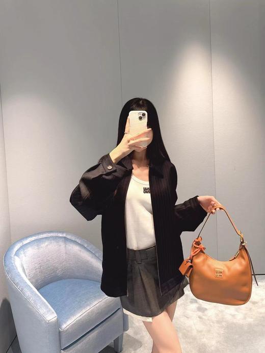 缪缪 新款腋下包 这款大包采用了时尚的蜻蜓线条设计（LZ） 商品图5