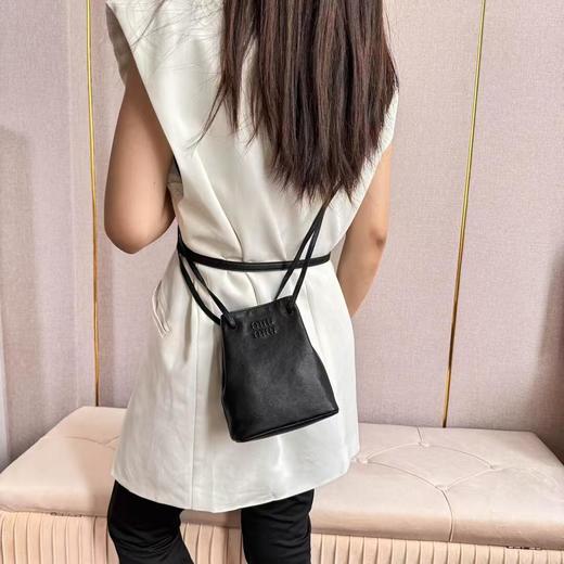 缪缪 nappa 压纹字母徽标可调节肩带 皮革 手袋小水桶福袋单肩斜挎包 迷你 女款 黑色（MM） 商品图3