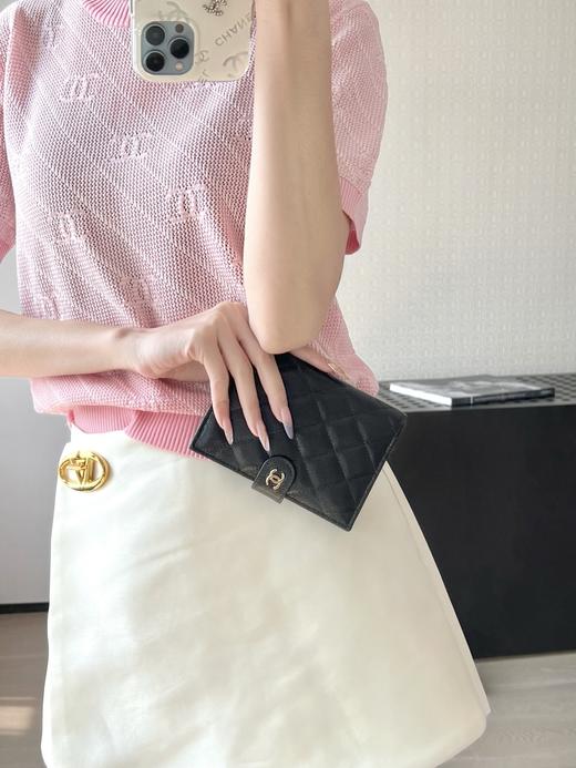 香奈儿鱼子酱黑色按扣护照夹（MM） 商品图12