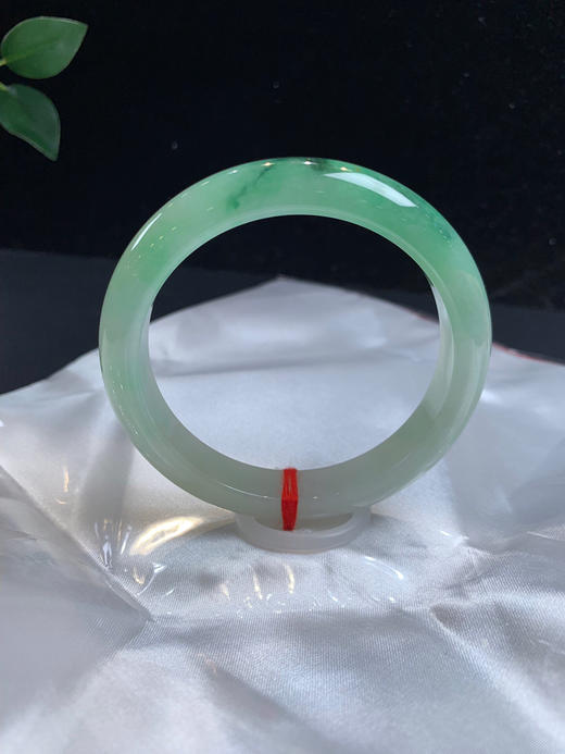 620566，57.5带绿正圈手镯，种水不错，清新细条，一截带色 商品图0
