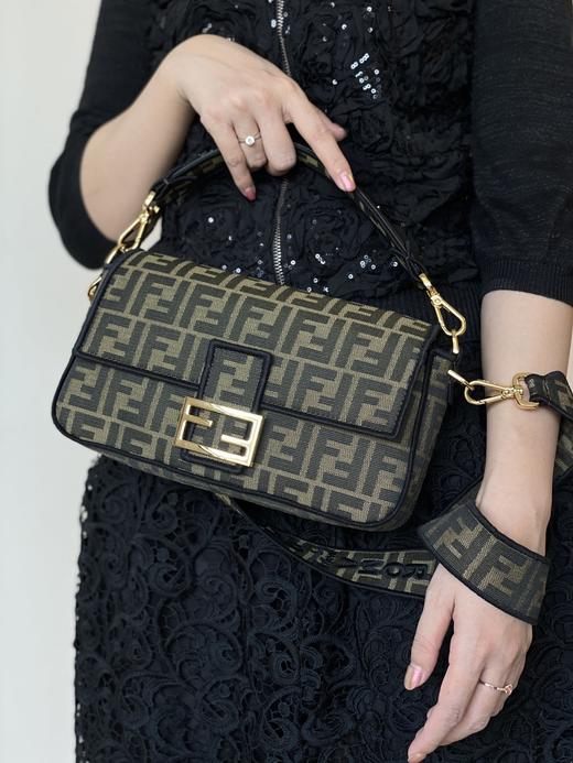 芬迪  中号 Baguett老花刺绣法棍（LZ） 商品图5