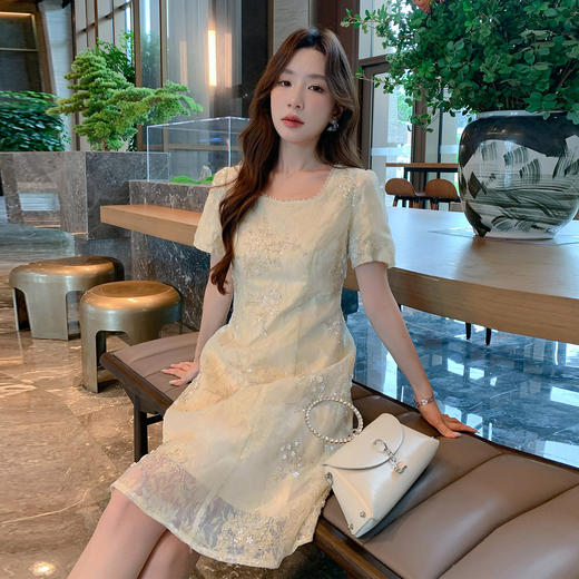 奢姿大码女装2025夏季金线玫瑰刺绣气质连衣裙胖妹妹时尚方领裙子9952890565 商品图0