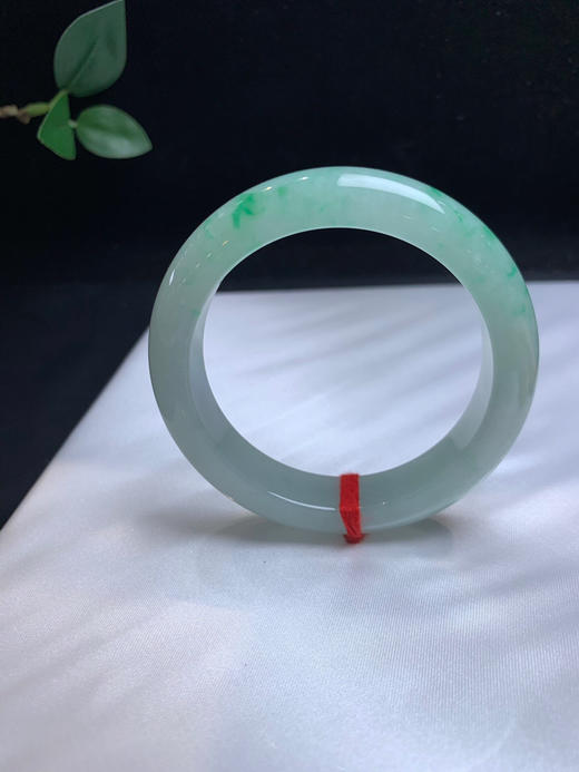 620570，54 糯冰飘绿手镯，条形不错，整条干干净净的，一截截清新绿花，润润的 商品图3