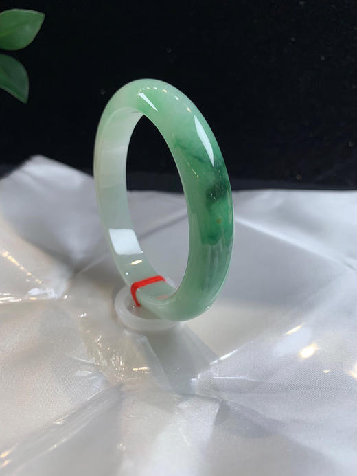620566，57.5带绿正圈手镯，种水不错，清新细条，一截带色 商品图4