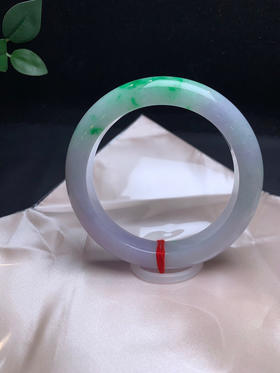 620569，60.8 辣绿大圈口手镯，色辣。淡春彩