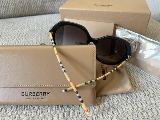好折！Burberry 经典格纹镜腿 不规则镜片 墨镜57mm 配镜盒全套 商品图5