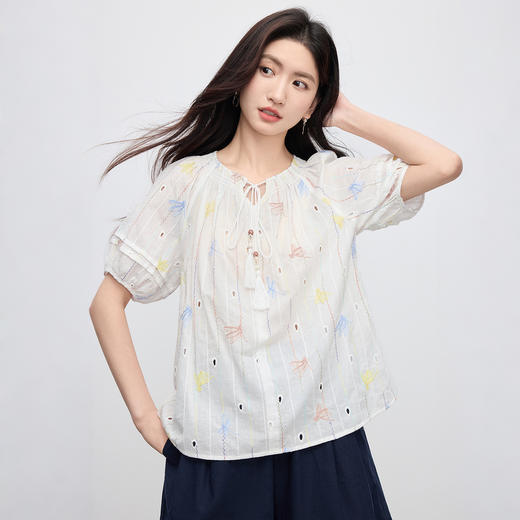 【夏日新品】熙世界泡泡袖刺绣衬衫女夏季新款法式系带圆领休闲100%棉宽松上衣 商品图4