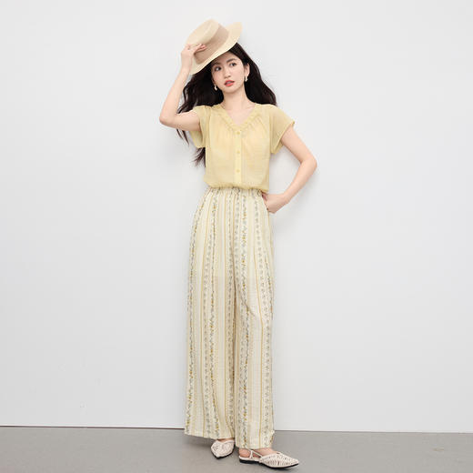 【07/23新品】熙世界松弛感休闲套装女夏日薄纱V领衬衫复古印花阔腿裤子两件套 商品图4
