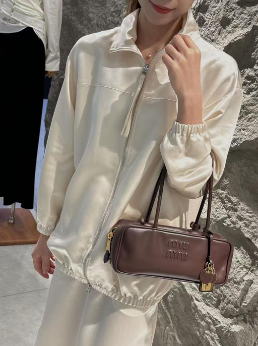 缪缪 保龄球石楠木色手拿包（LZ） 商品图3