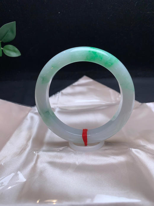 620571，60.8飘绿大圈口手镯，干净有种水，飘清新绿花 商品图2