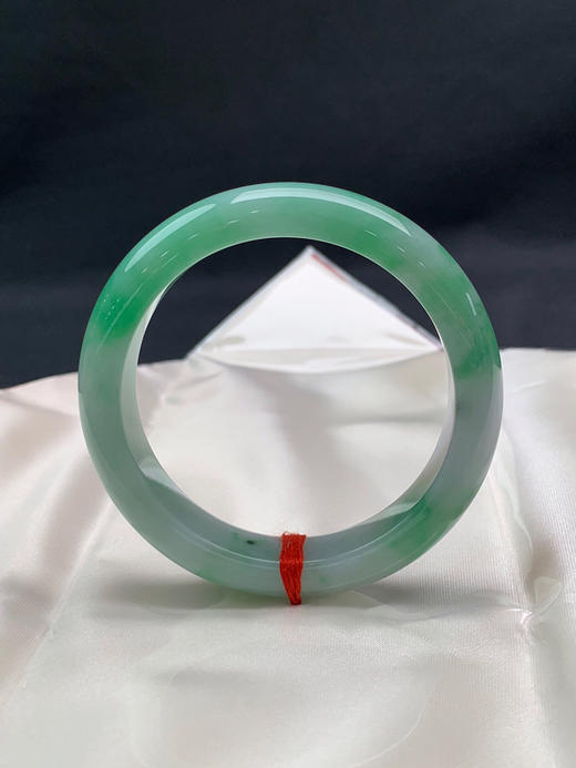 620579，53.6圈口，飘绿正圈平安镯，飘得多，底子细腻有水 商品图0