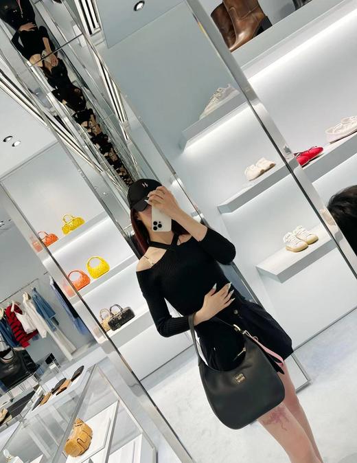 缪缪 新款腋下包 这款大包采用了时尚的蜻蜓线条设计（LZ） 商品图4