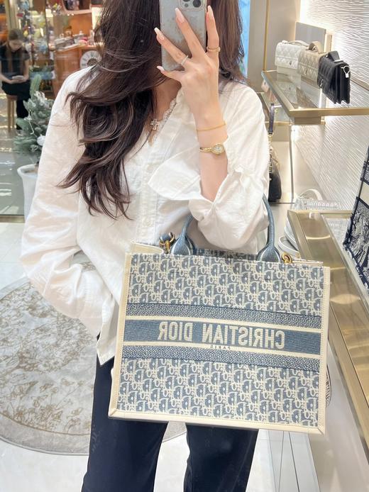 迪奥BOOK TOTE托特摩登又精致 经典老花刺绣拼接牛皮小号中号（MM） 商品图9