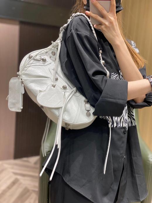 巴黎世家-Le Cagole S做旧银配件心形化妆镜羊皮饺子包机车包半月包月牙包单肩斜挎手提包 女款 （LZ） 商品图9