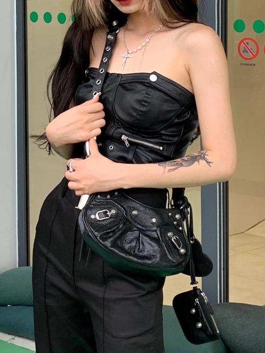 巴黎世家-秋冬新款Le Cagole月牙包机车包，抓皱牛皮制作！（LZ） 商品图4