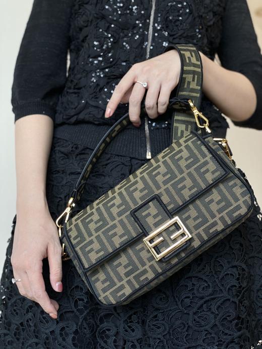 芬迪  中号 Baguett老花刺绣法棍（LZ） 商品图2