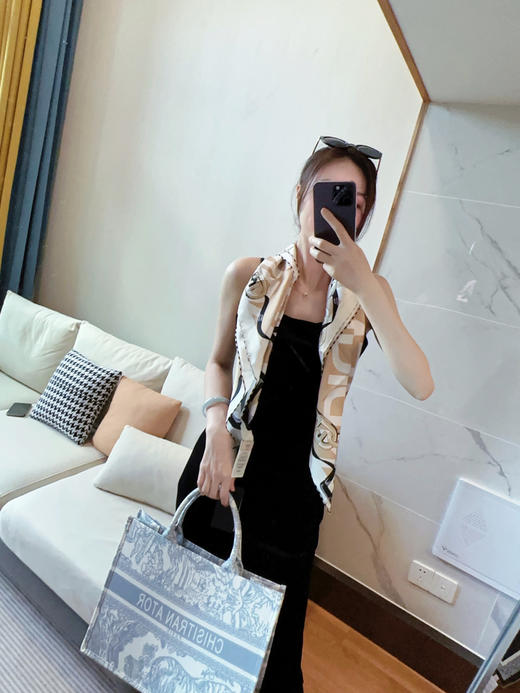 FENDI 罗马锁扣图桑蚕丝围巾（EJ*MM） 商品图7