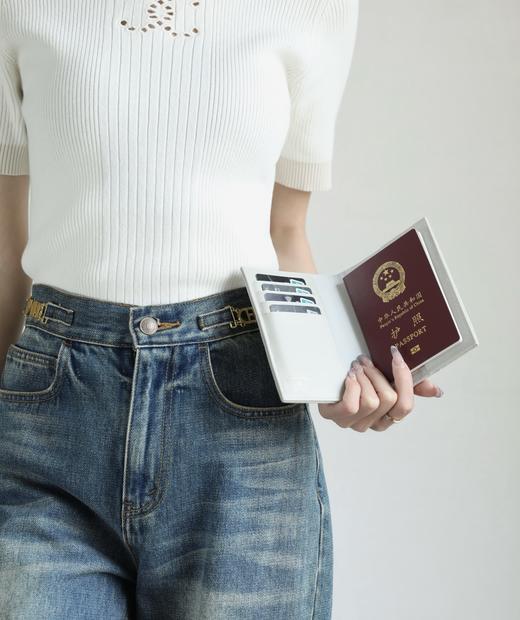 香奈儿经典护照夹 中球纹 奶灰色/淡金（MM） 商品图3