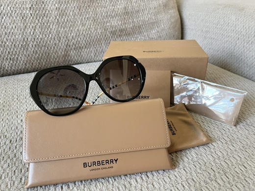 好折！Burberry 经典格纹镜腿 不规则镜片 墨镜57mm 配镜盒全套 商品图6