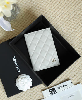 香奈儿经典护照夹 中球纹 奶灰色/淡金（MM）